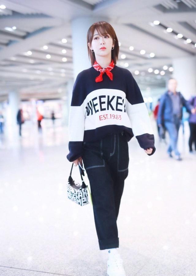 今年卫衣流行配小丝巾杨紫引领卫衣时尚搭条丝巾时髦又洋气