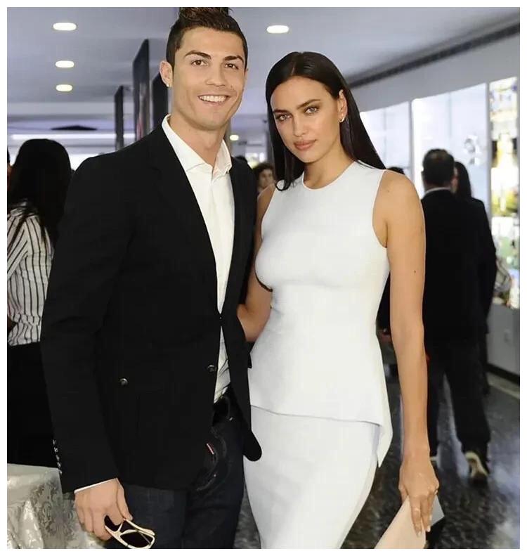 伊莲娜晒海边度假照片独自游玩大秀美背c罗求婚成功秀恩爱