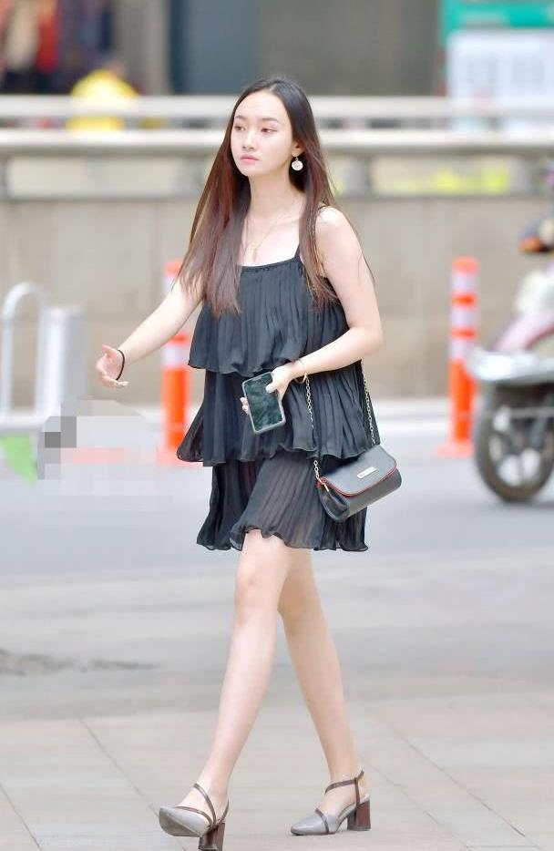 街拍:小姐姐黑色流苏裙,高冷气质_高清图集_新浪网