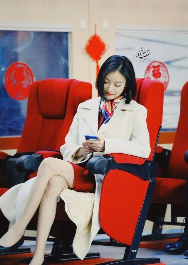 倪妮春晚首秀满分波波头搭配三万元大衣演小品气质拿捏得刚好