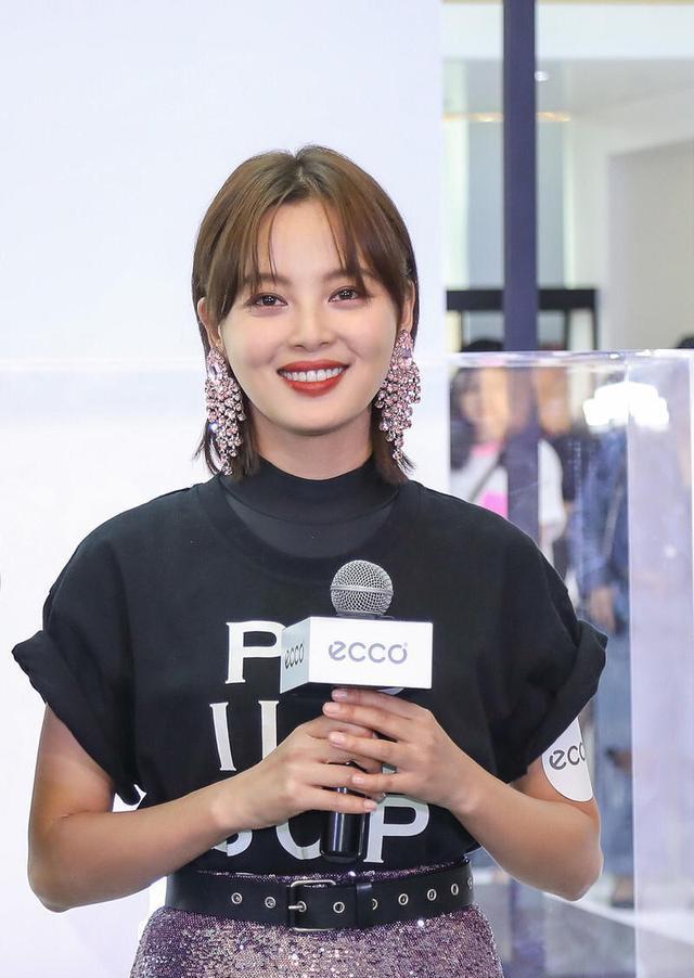 辛芷蕾真有"高级脸",黑色t恤配亮片包臀裙,一般人穿不出感觉