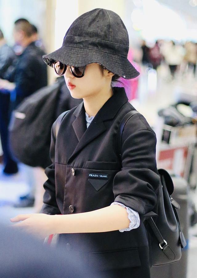 张子枫戴帽子墨镜包裹严实现身机场,一路上低头慢走酷女孩上线_高清
