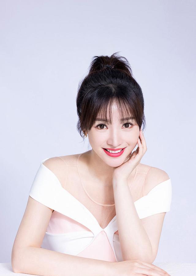 柳岩新年写真大片精致优雅高盘发搭粉裙笑容明媚