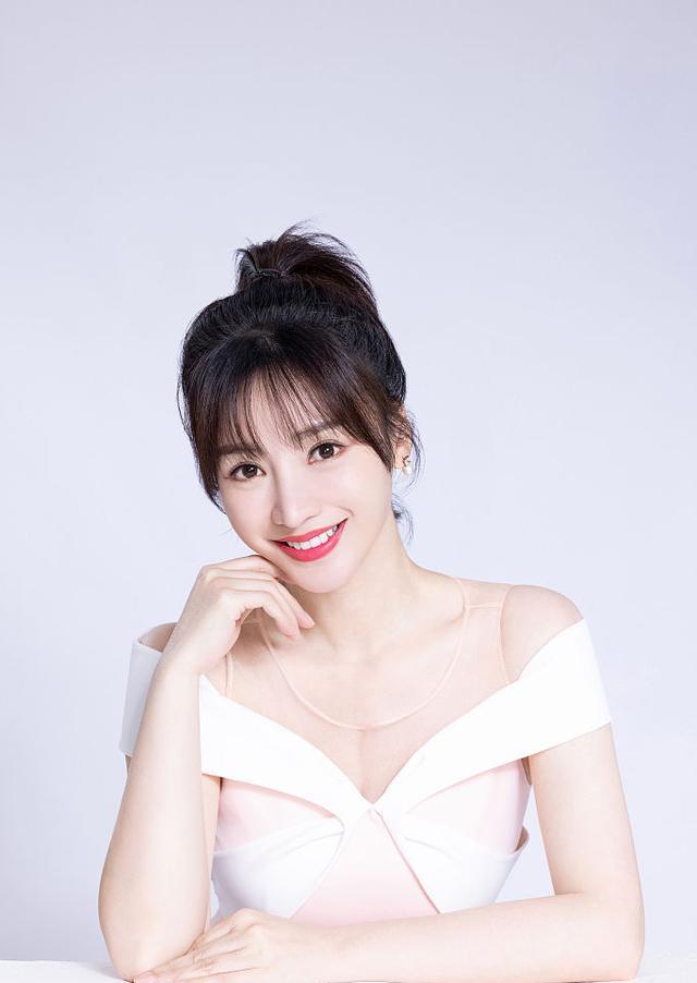 柳岩新年写真大片精致优雅高盘发搭粉裙笑容明媚