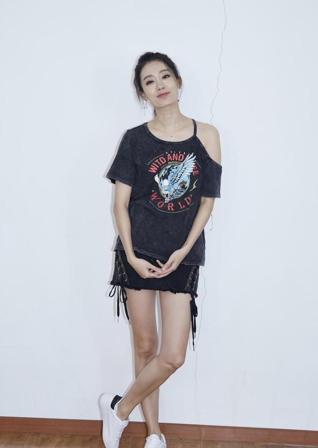 小品女神张小斐太时髦穿半露肩上衣配短裙170比例真好