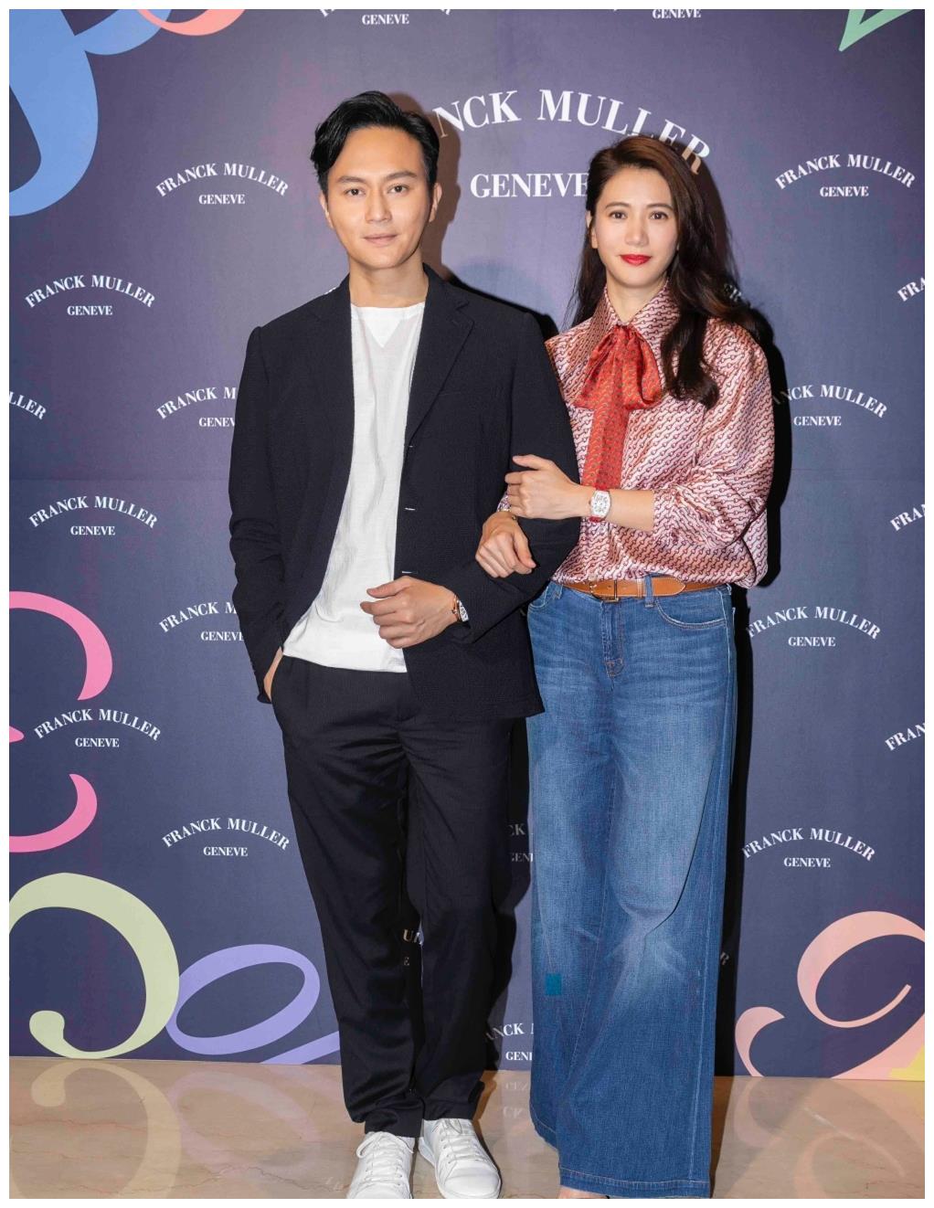 袁咏仪美起来太高调豹纹上衣配高腰裤张智霖西装帅气也成陪衬