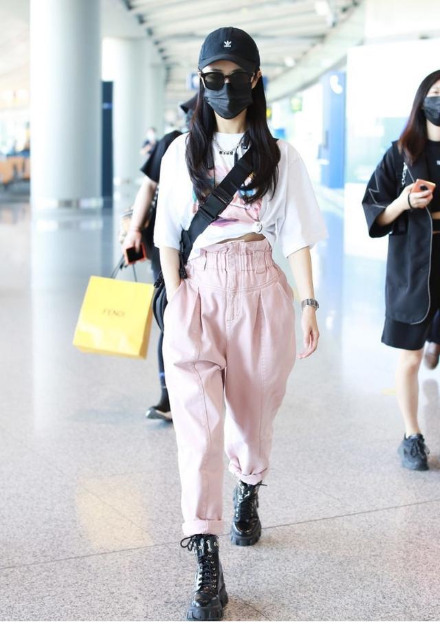 薇娅气场挺强,穿工装裤配马丁靴显腿长,戴个墨镜明星感十足