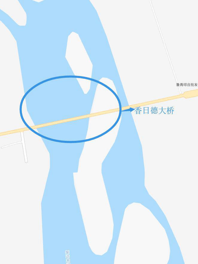 香日德大桥在地图上的位置示意,以及流经其下的香日德河地貌示意.