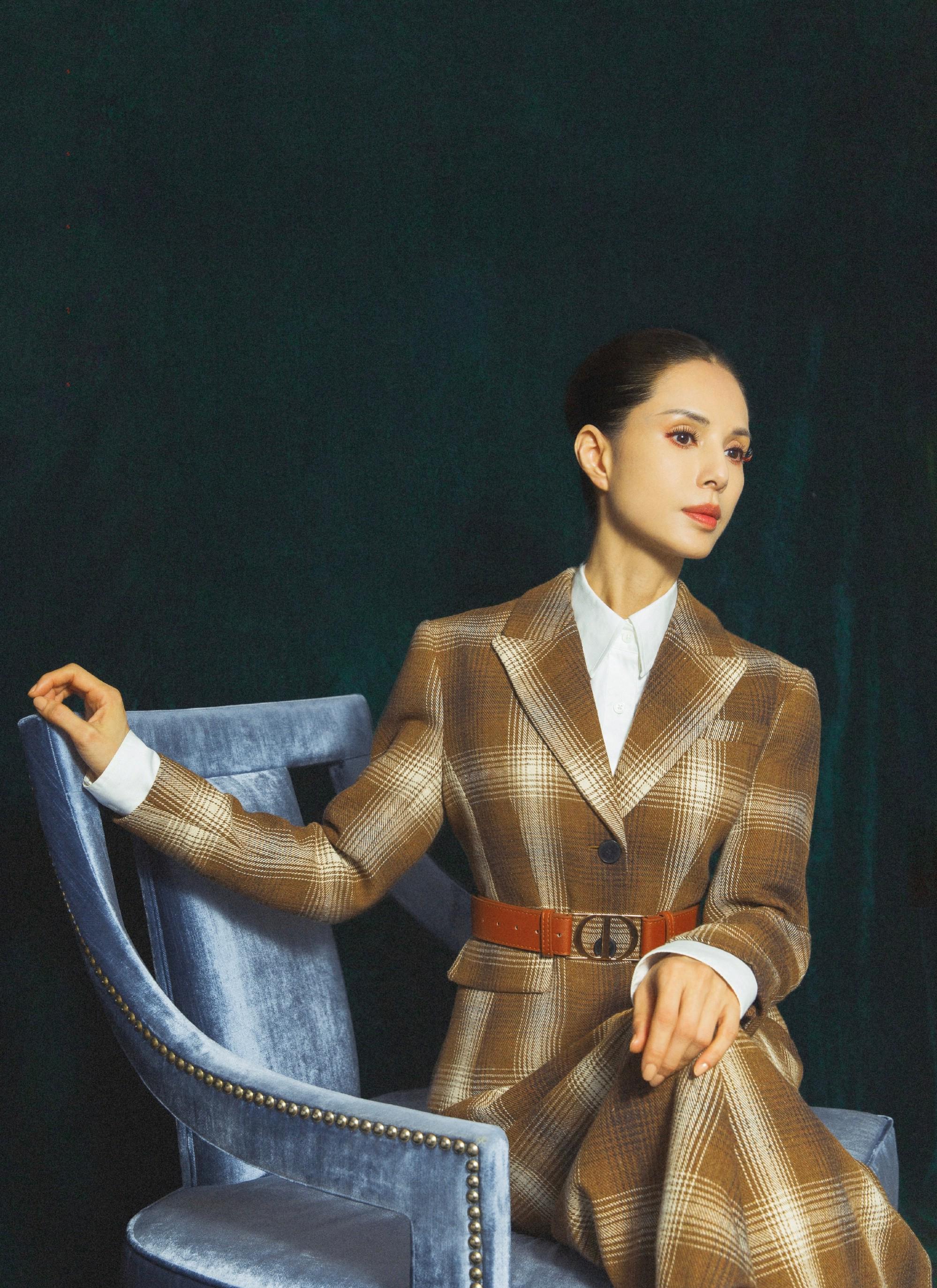 李若彤哪像54岁?银色亮片吊带裙清新妩媚,婀娜身材女神范儿