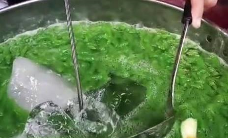 路边摊卖的“绿色小吃”，你敢吃吗？误以为是色素休闲区蓝鸢梦想 - Www.slyday.coM