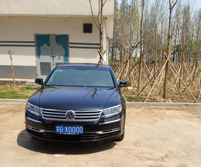 江苏连云港街头实拍大众辉腾,车牌"0000"彰显身份!