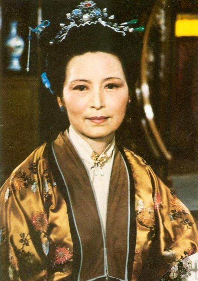 也就是说,贾宝玉是必须要尊重李嬷嬷的,因为李嬷嬷是王夫人甚至贾母的