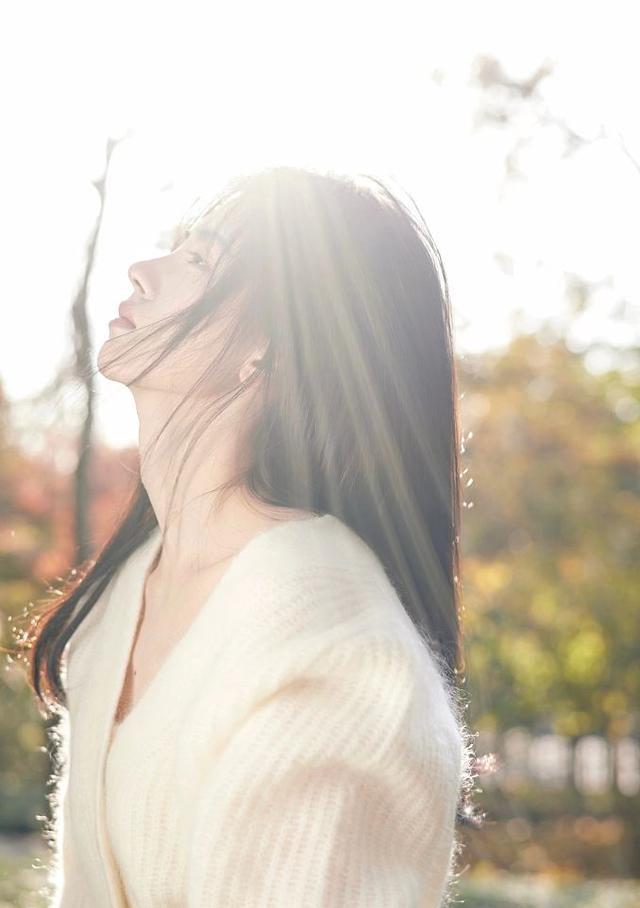 鞠婧祎秋冬枫叶大片氛围感满满穿白色针织戴耳机尽显文艺气质