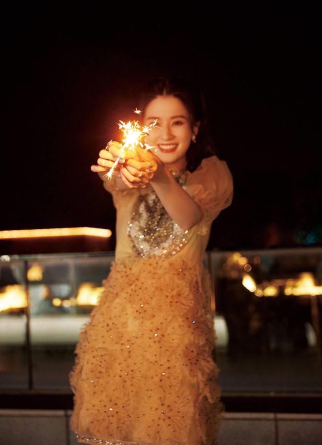 女明星必拍的烟花写真谁的更有少女感