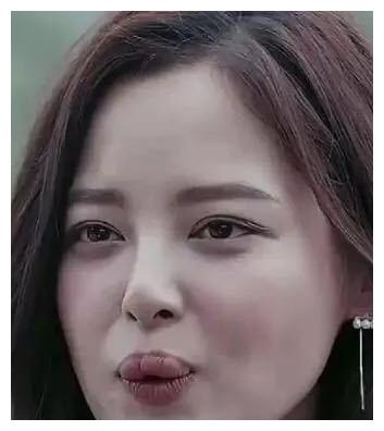 辛芷蕾的厚嘴唇备受质疑有三颗唇珠是先天的还是后天导致的