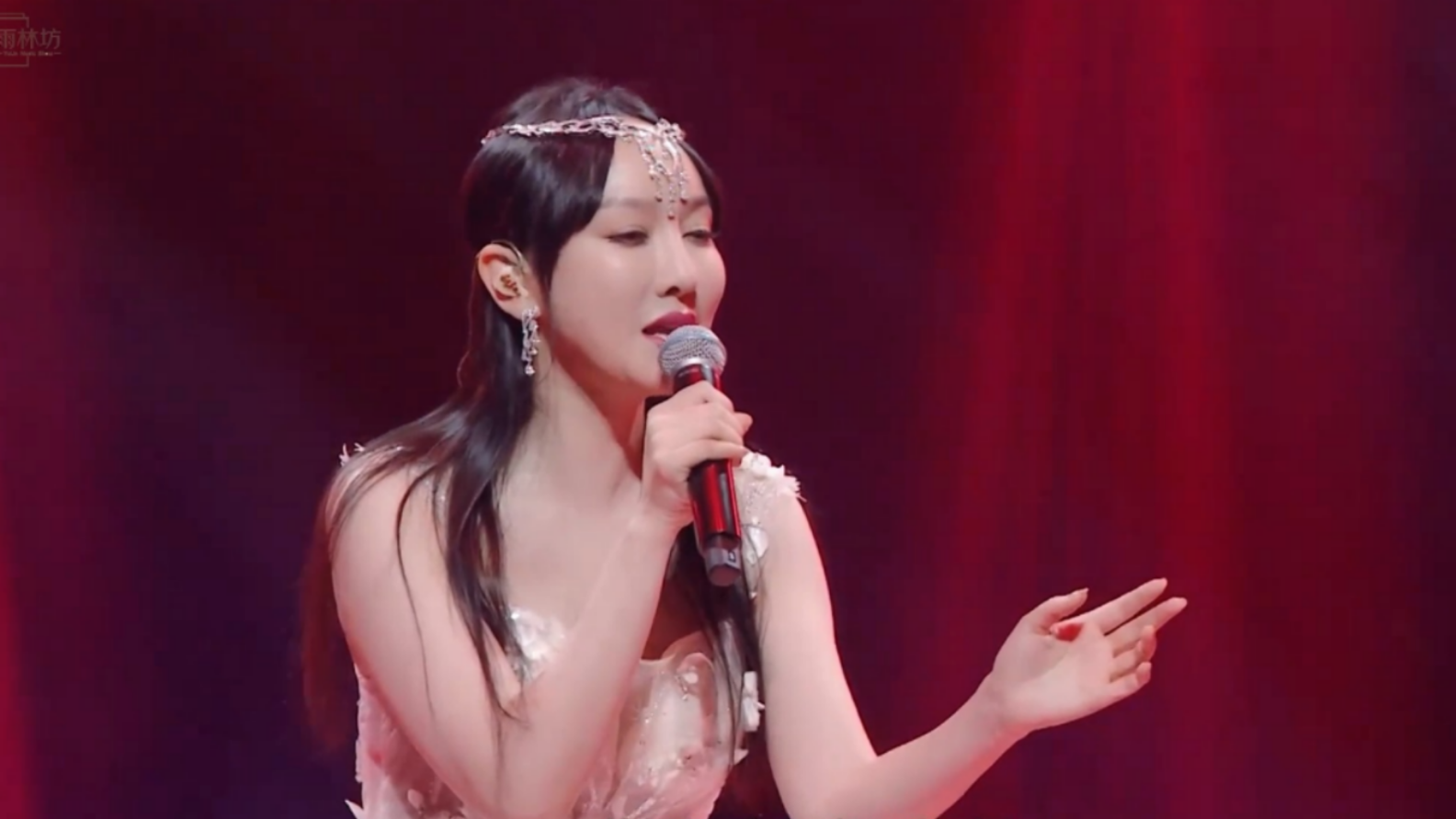 假唱也黑不了的歌手萨顶顶神级演唱现场没给别人翻唱的机会