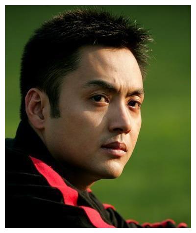 朱宏嘉出生于一个艺术世家,父母都毕业于中央戏剧学院表演系,是四川某