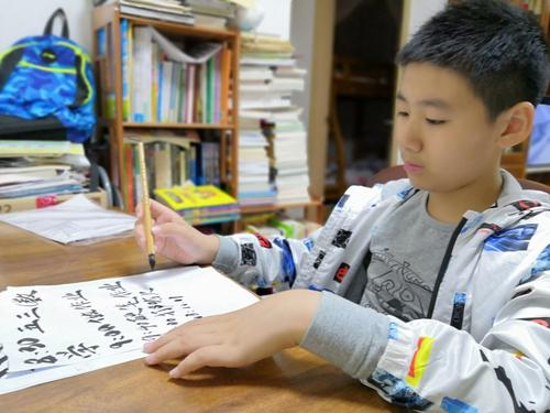 中学生自创栅栏字体每一笔都宁折不弯这娃得有多耿直