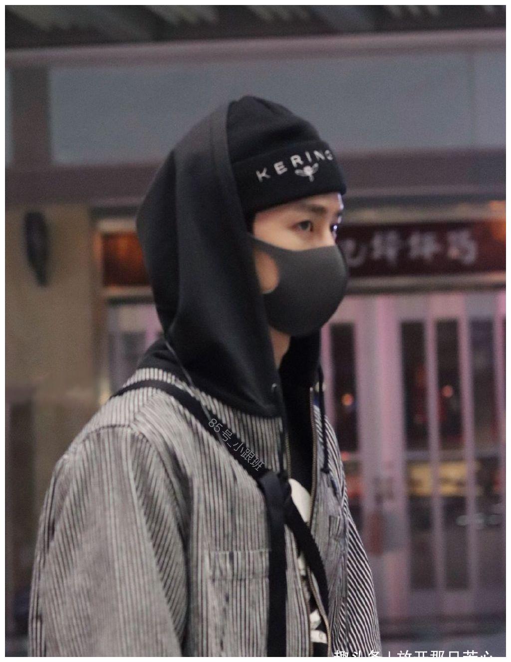 王一博辨识度超高,机场街拍"披头盖脸",都抵挡不了他万丈光芒