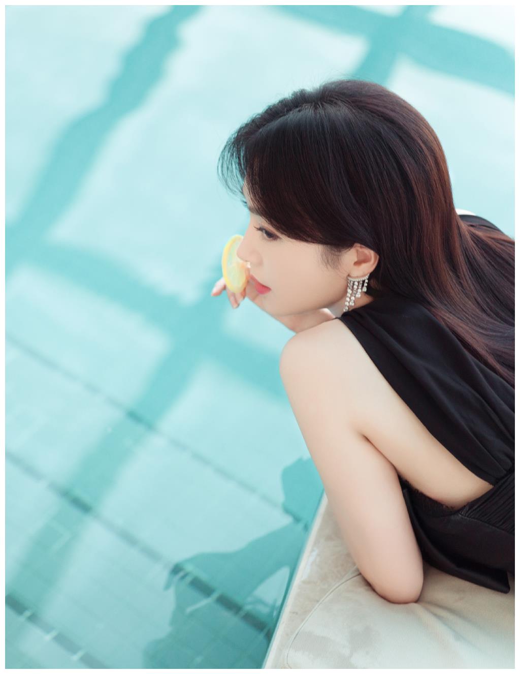 秦岚泳池写真一身黑裙身材凹凸有致侧脸杀眼神太迷人
