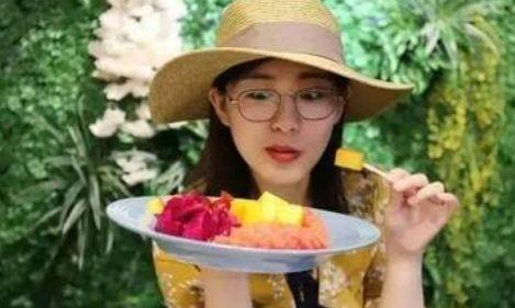 到越南旅游,吃水果时有人给你手套千万不要拿,导游:买了就知道