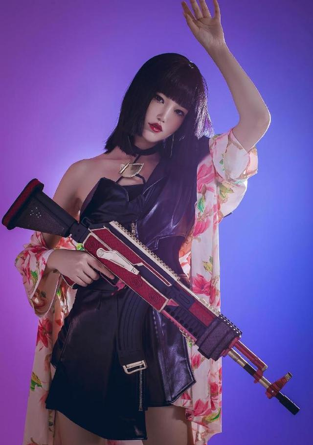 和平精英乘风破浪真人cos出炉性感女郎高度还原御姐风皮肤