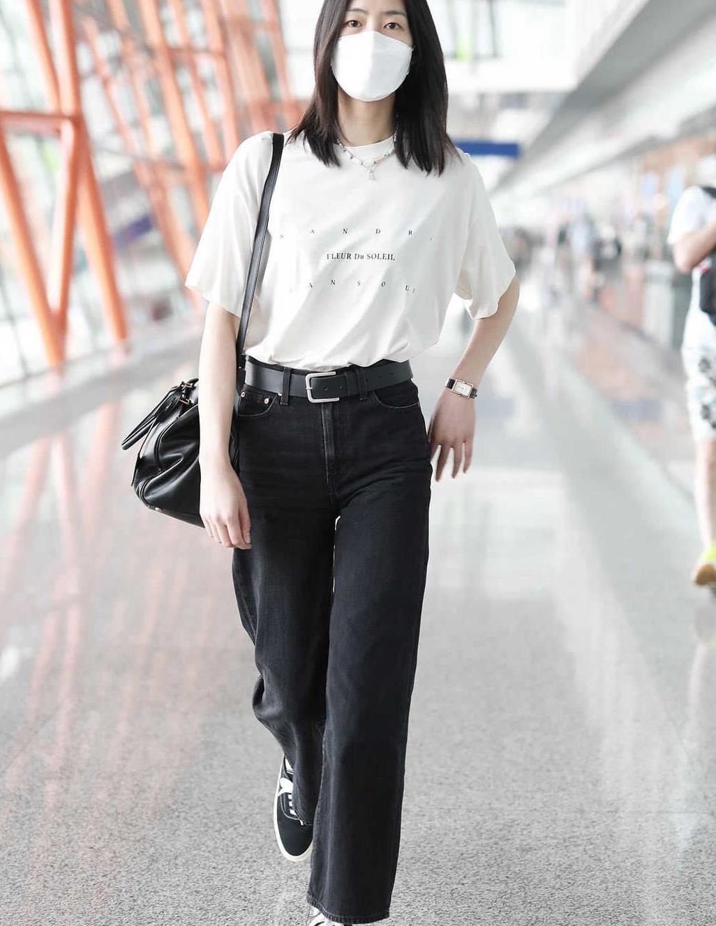 颜丹晨越来越会打扮白衬衫绑个蝴蝶结很洋气配喇叭裤更高级