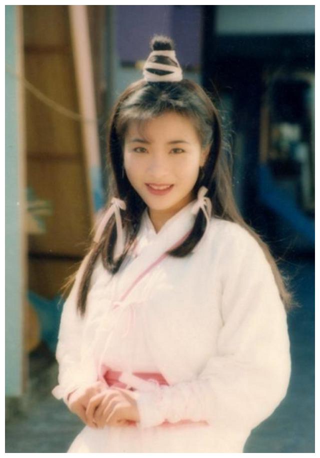 她是神雕侠侣中的陆无双如今的商场女强人