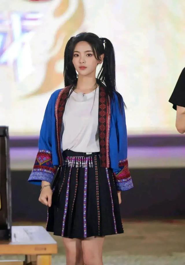 杨超越民族风服饰,两个高马尾,美丽动人!__财经头条