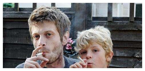 凡是在孩子面前抽烟的父亲,都不是个好父亲
