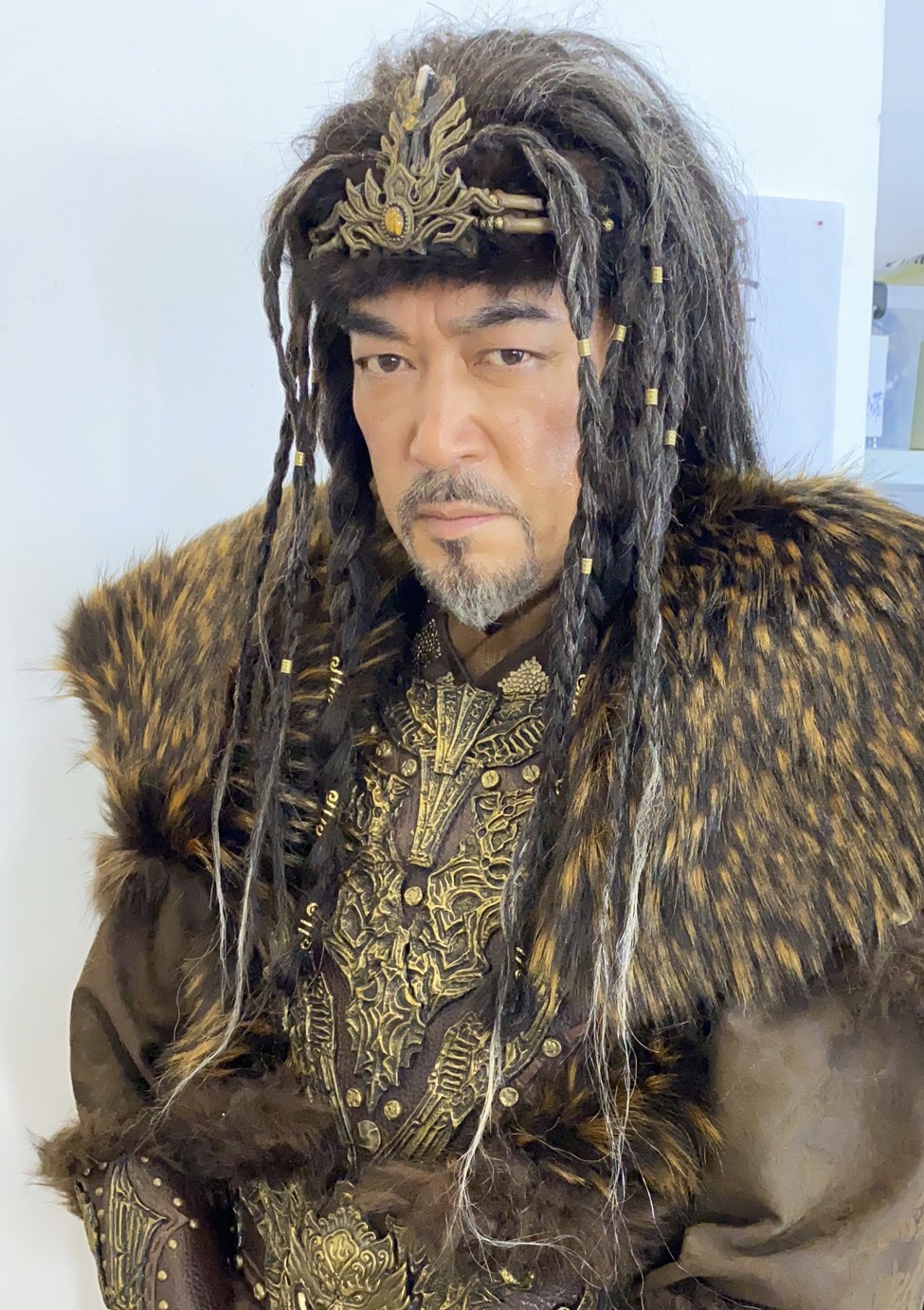 演员何涌生曝光秋日写真,型男大叔尽显复古时尚魅力