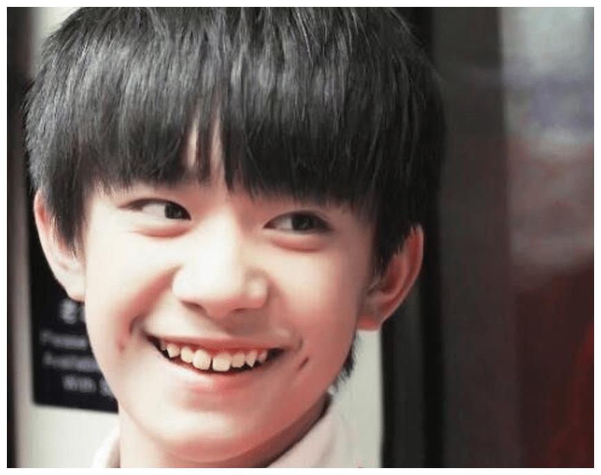 四字弟弟不爱笑,所以很少有人关注到他的牙齿,其实早期的他虽然牙齿