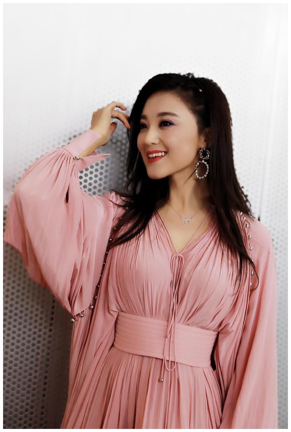 玖月奇迹王小玮粉色花瓣裙亮相 独唱《荷花谣》实力满分__财经头条