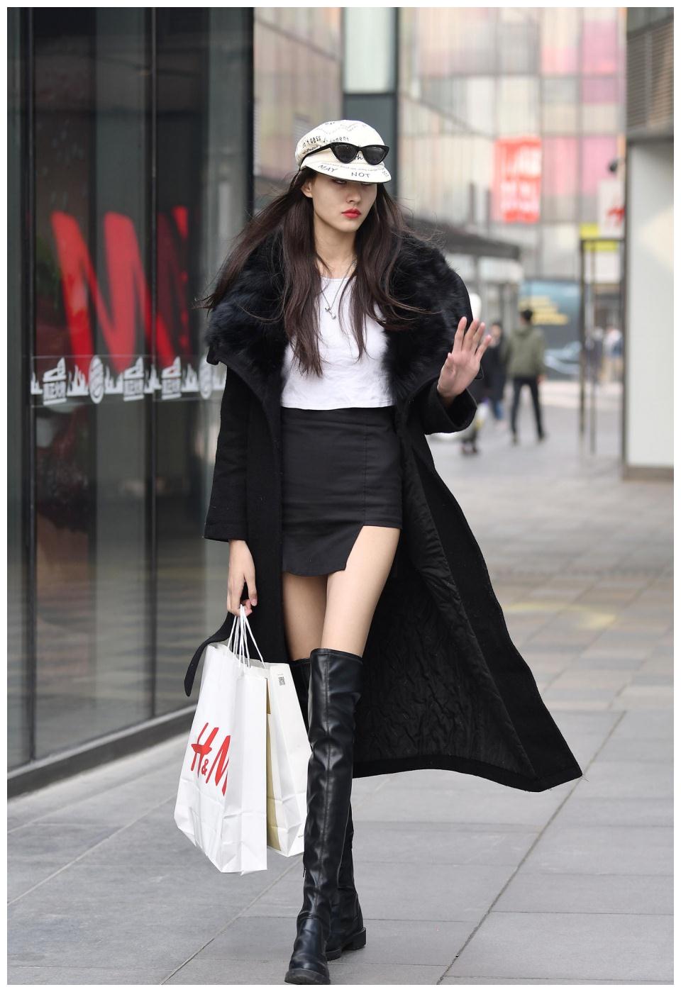 高腰裙搭配长筒皮靴,一款风衣穿出风度,超模是这样搭配的