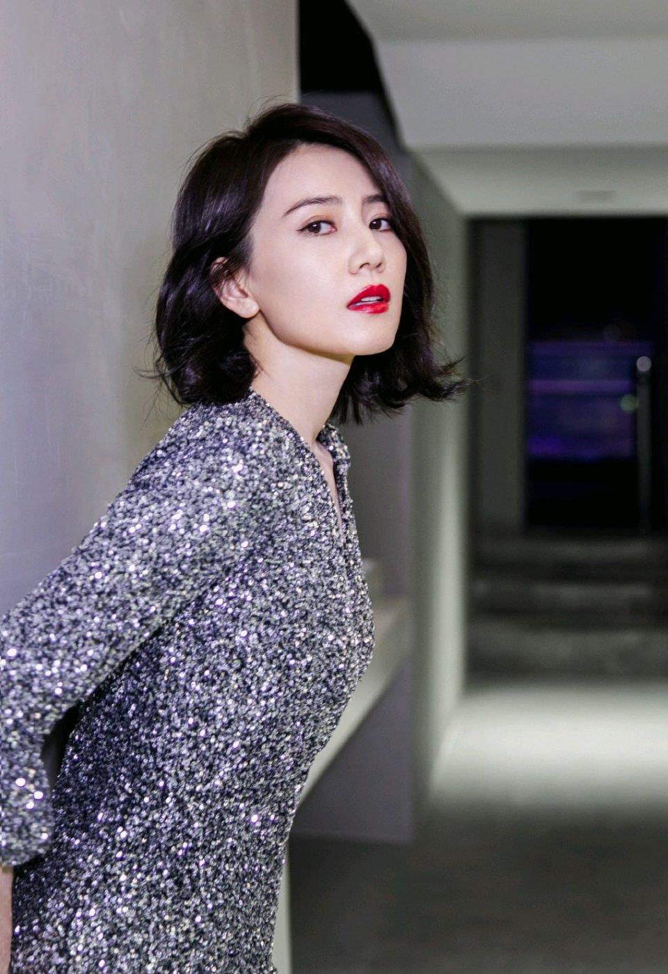 高圆圆时尚品味真了不得一袭v领亮片连衣裙优雅高级精致时髦