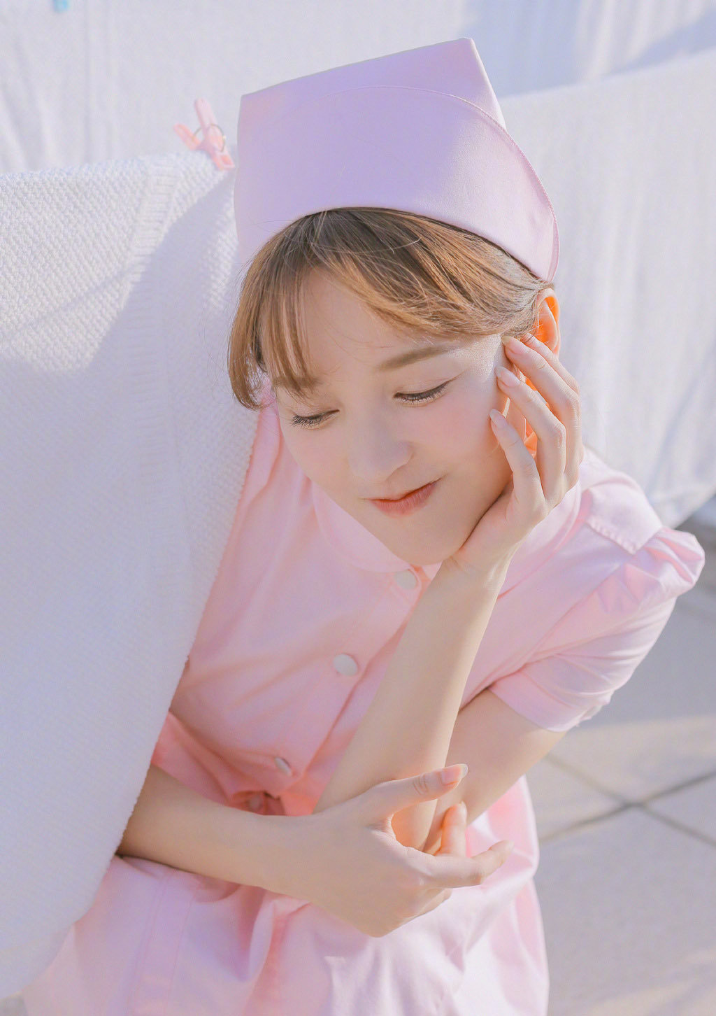 演员金莎护士装写真,可爱迷人!__财经头条