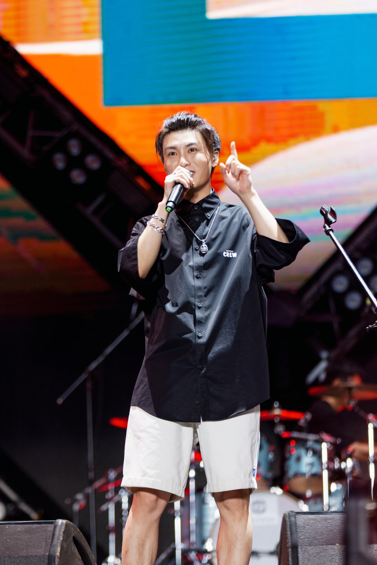 罗中凯海口音乐节神秘亮相,"沙漠蹦迪"燃炸现场