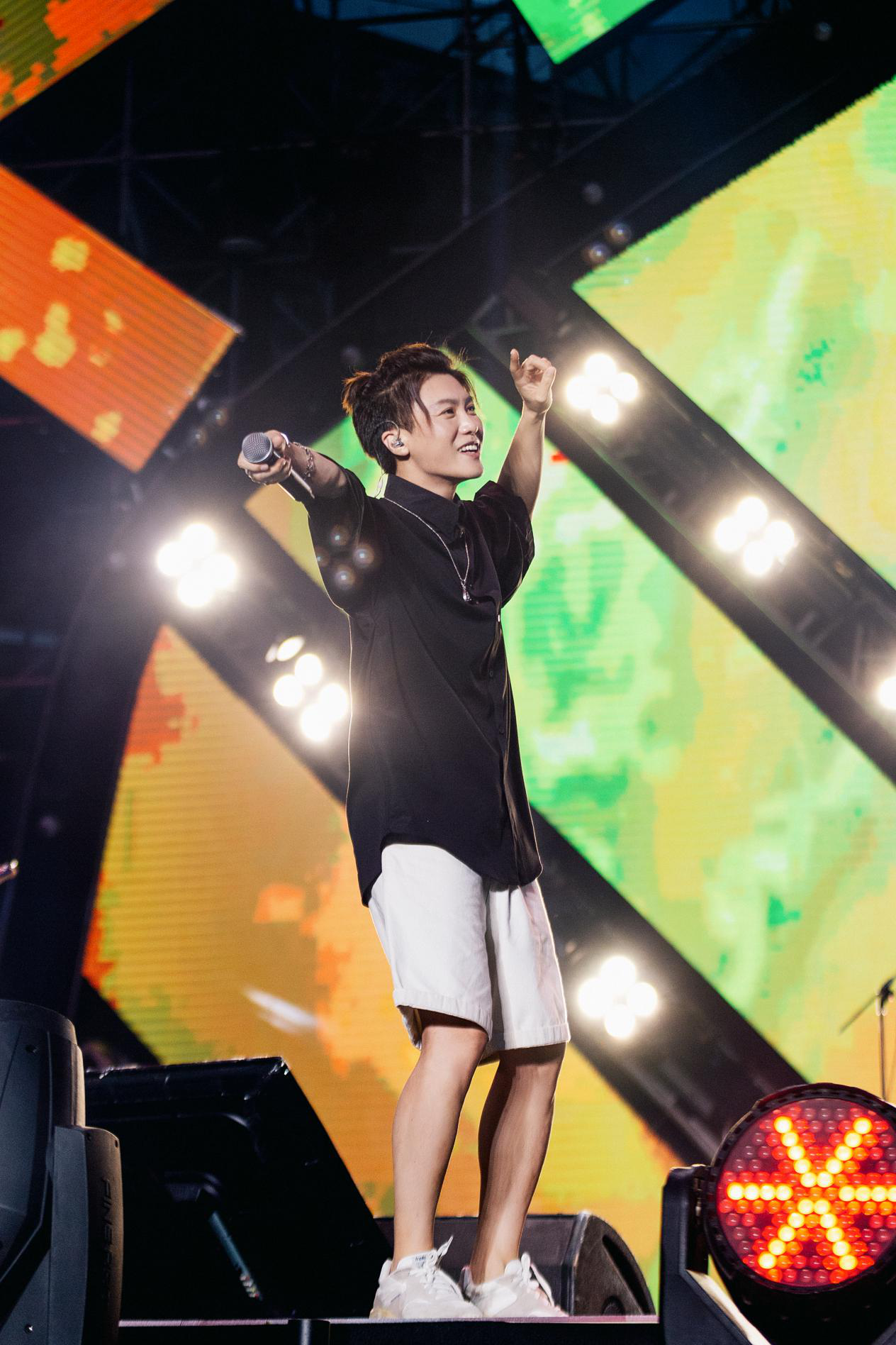 罗中凯海口音乐节神秘亮相,"沙漠蹦迪"燃炸现场