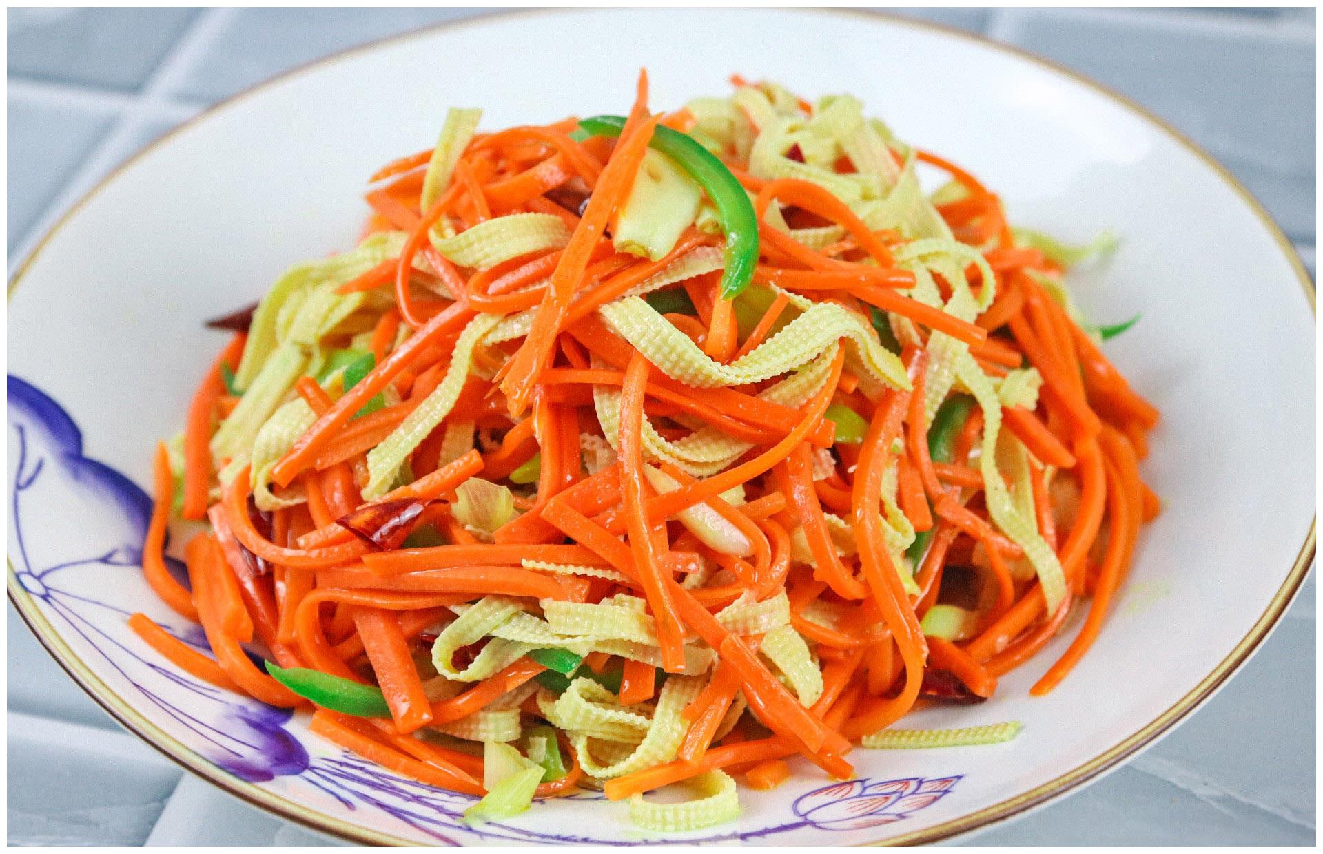 大厨分享一道胡萝卜炒千张清淡爽口又营养全家老少都爱吃