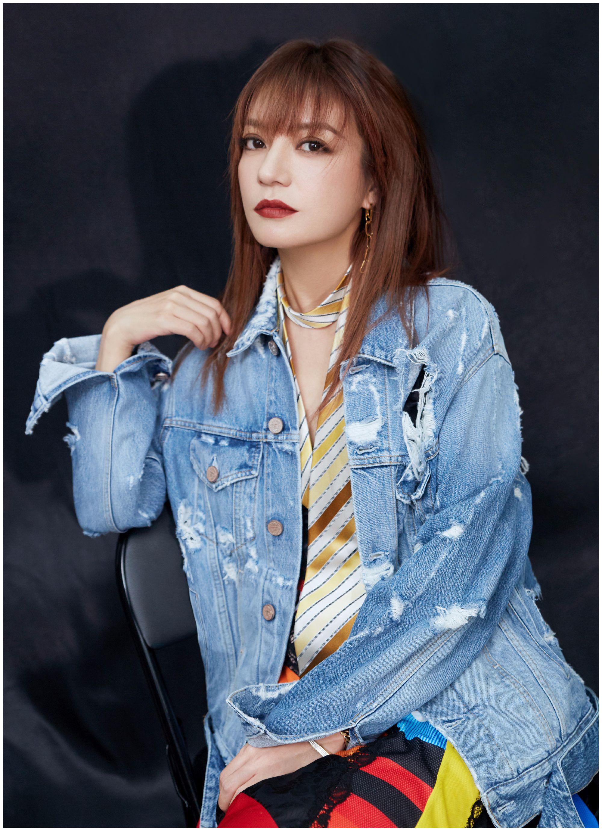 大家觉得赵薇的时尚感如何?