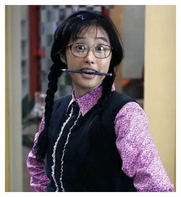 这一位女主角在剧里就一直没有好看过,土味的大框眼镜,一口大钢牙