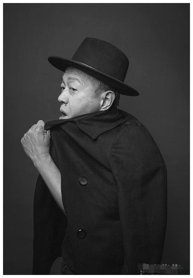 老戏骨金士杰,曾是不婚主义,却娶了小25岁的娇妻,如今生活这样