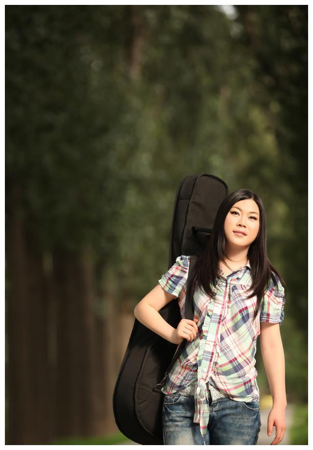 草根出身的歌手任月丽,上春晚爆红后转行卖牙膏,如今身价过亿