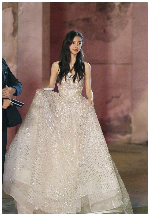 奔跑吧开录,angelbaby礼服现身超高颜值,蔡徐坤郭麒麟关系好?