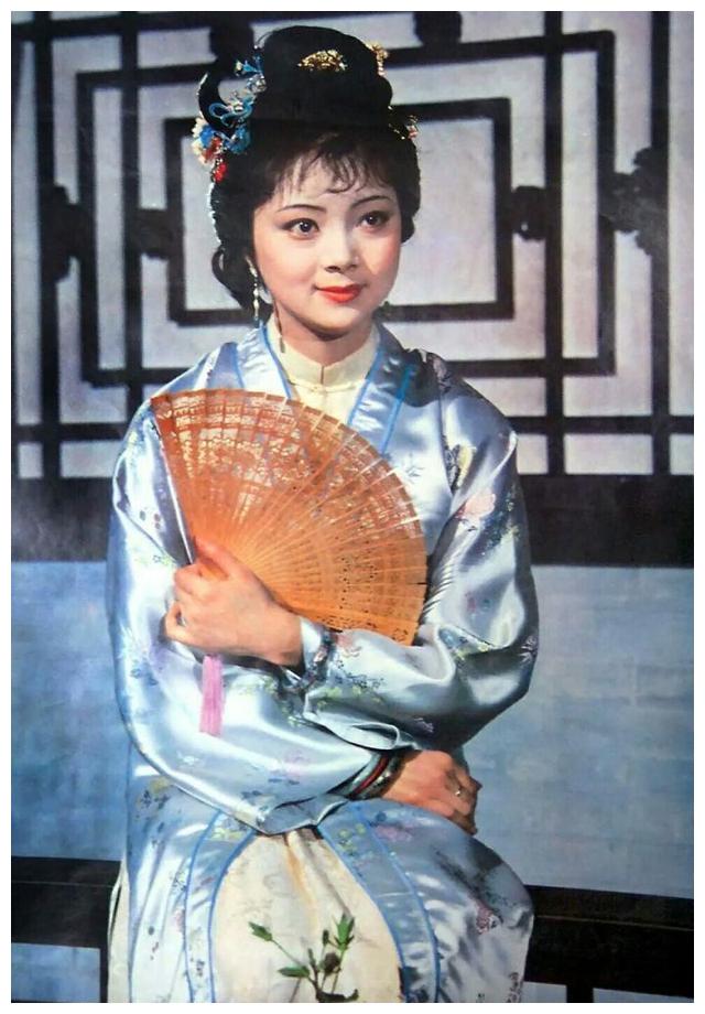 红楼梦薛宝钗张莉晒近照,容貌变化大似网红脸,如今55岁依然单身