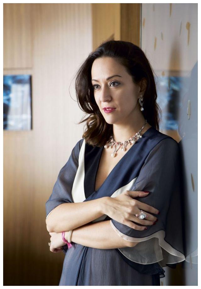 奚梦瑶精心打扮,却仍不敌素颜出镜的何家文,她才是何家漂亮女人