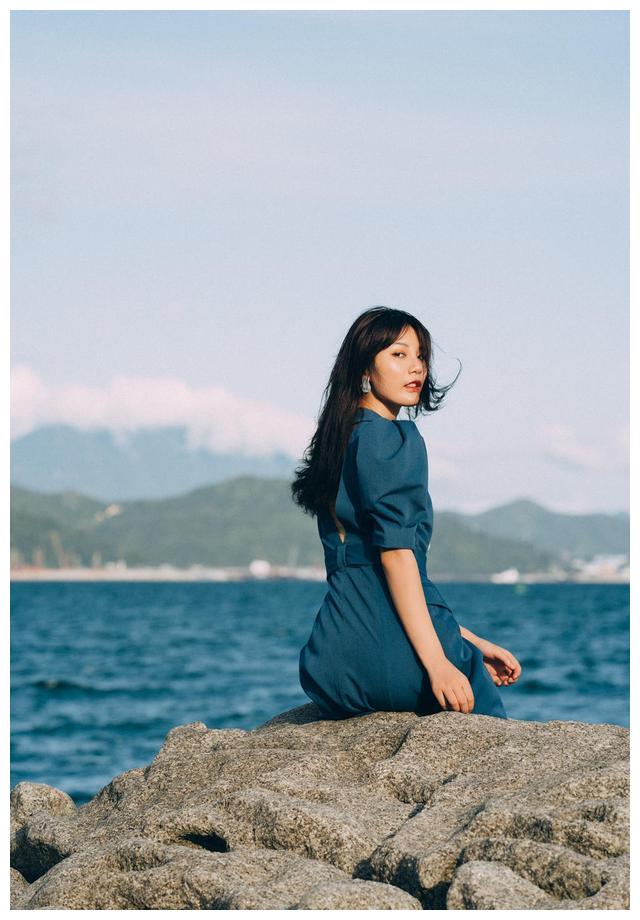 索尼影赛我的照片日记蓝色裙子时尚风格长腿模特海边人像写真