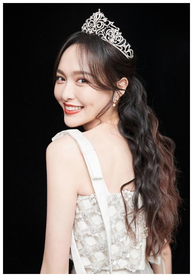 唐嫣身穿水晶刺绣戴皇冠出席活动产后状态超好细长腿吸睛