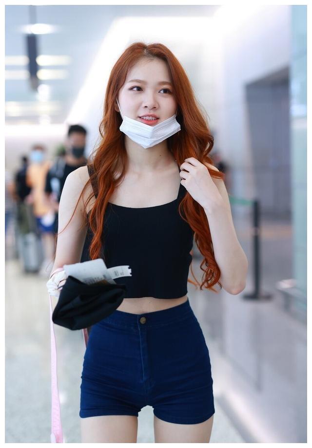 周梓倩现身上海,明眸皓齿身材丰满,一举一动娉婷婀娜娇俏甜美