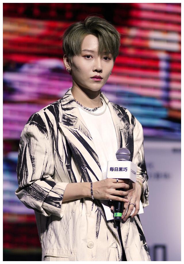 刘雨昕亮相某活动俊秀帅气,黑白水墨西装大气干练